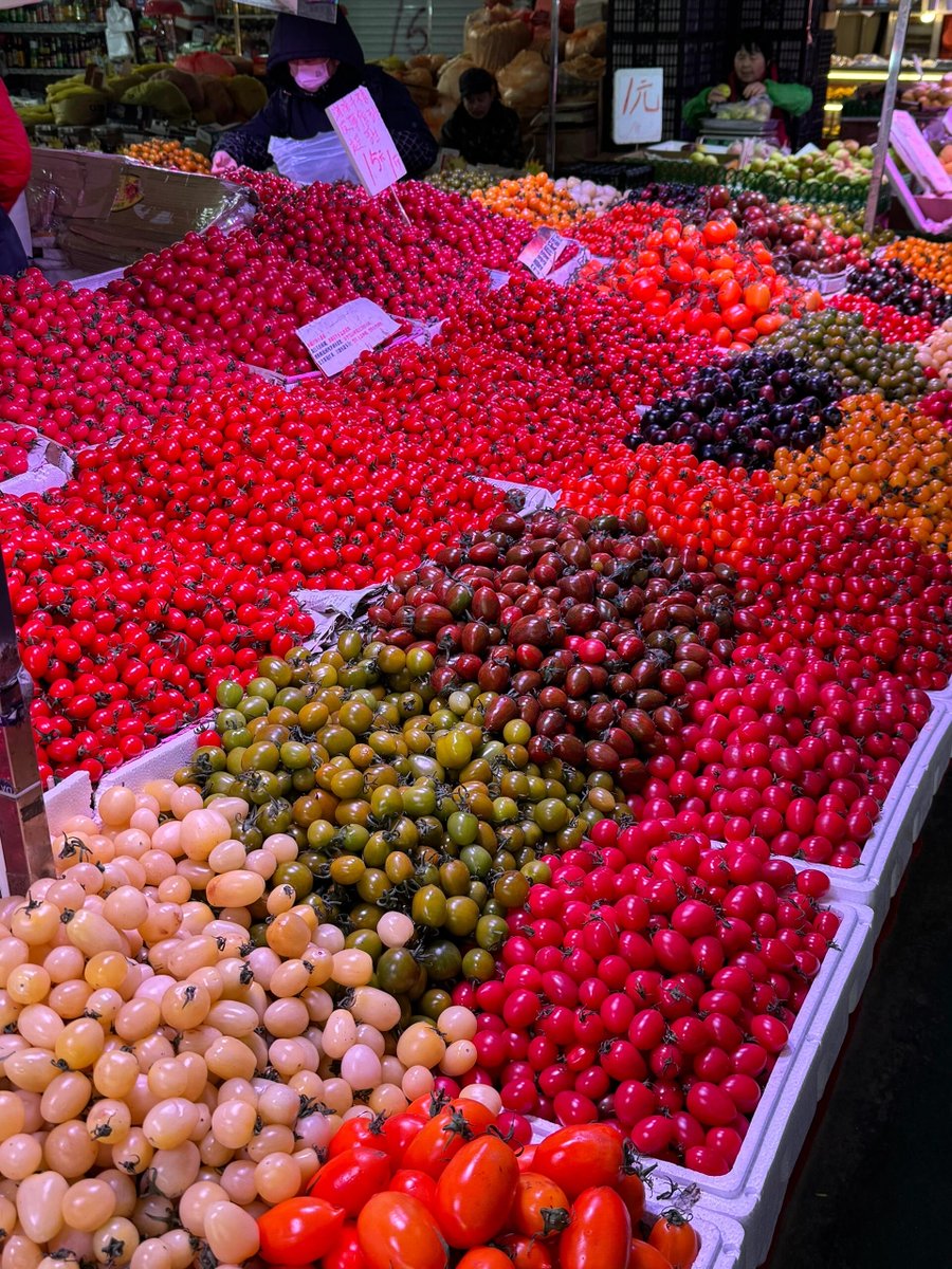 CUbesiri's tweet photo. Fresh local tomatoes, onions and basil on sale! Grab them for your weekend pasta tonight https://t.co/BHJx2Be574