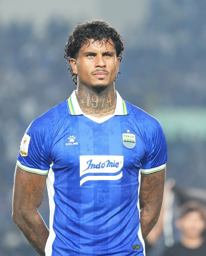 erseee_'s tweet photo. Manajemen Persib soal Ramon ini mirip panitia Piala Presiden. Sama-sama lebih mengandalkan harapan daripada mitigasi.

Kalau pihak sana jualannya "semoga aman mereka." Di Persib jadinya, "semoga gacor dia."

Gimana profile pemain dengan first touch kayak gini bisa lolos proses rekrutmen, bahkan dikasih perpanjangan kontrak dua musim? 

Kasarnya, mau diproses sebaik apa pun, kalau basic-nya aja nggak ada ya hasilnya NOL TERUS.