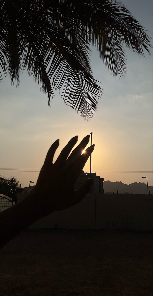 j4klx's tweet photo. و من يقوَى بأصابع خمس 
   يغطـّي نورها الكاسر ؟ https://t.co/nSDUQshUqn