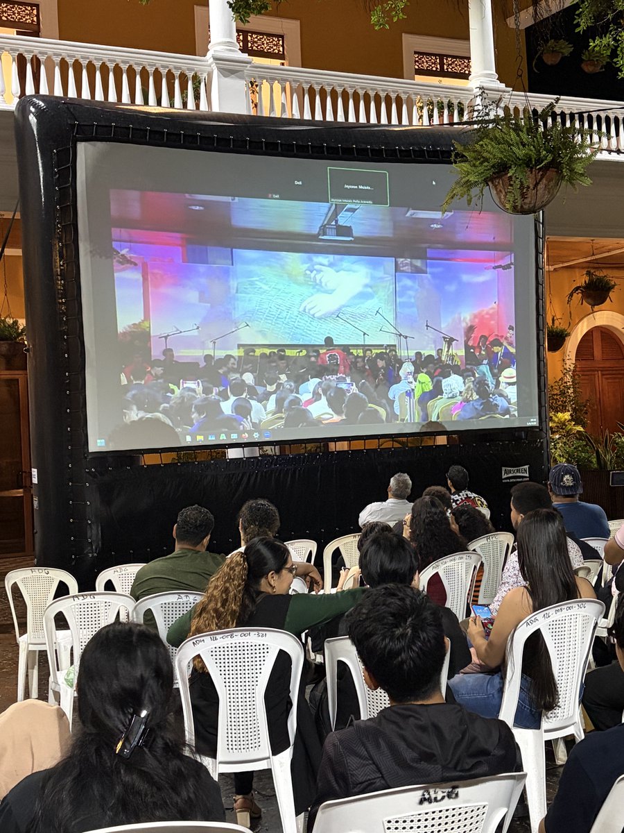 EmbJapoNica's tweet photo. Lamentamos mucho que algunas personas no hayan podido entrar por falta de asientos. Aun así, nos llenó de alegría saber que muchos disfrutaron del concierto desde la pantalla instalada en el exterior🙏✨✨
🇯🇵💙 ¡Gracias por quedarse con nosotros hasta el final!💙🇯🇵 https://t.co/PvqicXlVUL