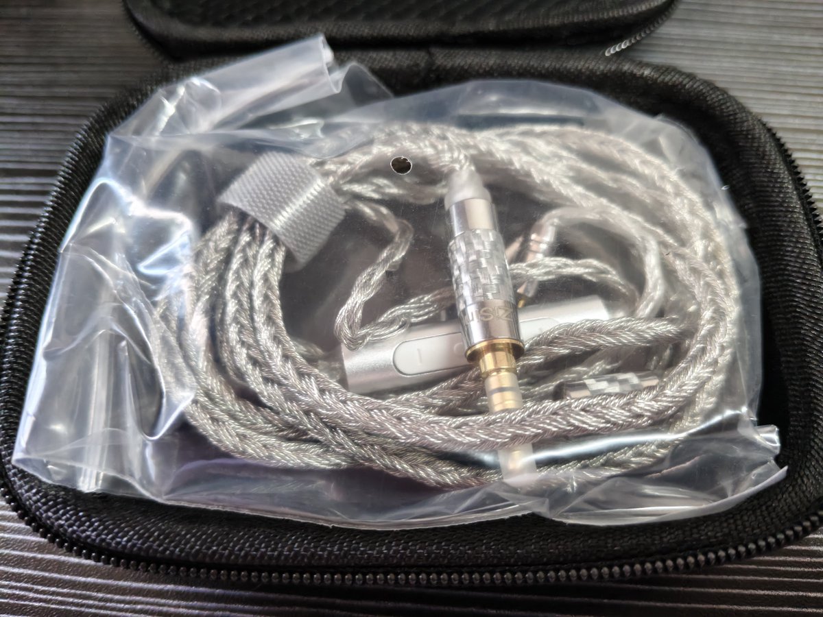 locryst_x's tweet photo. そう言えばZisinのケーブルが届いた

1000円ちょっとしかないのにケースまで付いてくる

ただ右の2PIN片側のピンが曲がってる
まあ折れてないから大丈夫かな https://t.co/JtC6D4aj1P