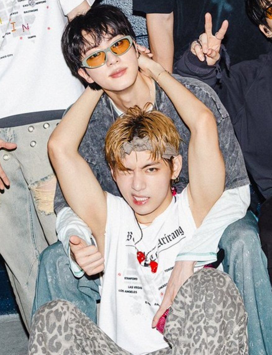 archivefortae's tweet photo. CRYINGGG! Taehyung no one taking Jin away from you https://t.co/xs8qpGVpvp