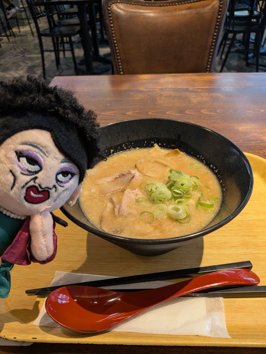 hidemi__chan's tweet photo. 秋山さんが食べてた豚骨醤油ラーメン！
ヒキバラ！ソングを歌っていたスカイデッキ✈️

#秋山楽しい
#空港引き返しバラエティ https://t.co/0ZvwZFu8j9