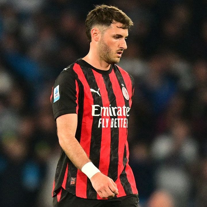 TouchlineX's tweet photo. 🚨 𝗡𝗘𝗪: Gennaro Gattuso remains determined to bring Santiago Giménez to Lazio despite the challenges surrounding a deal.

· Gattuso has identified the Mexican striker as one of his top transfer priorities, believing Giménez is the ideal fit to lead Lazio's attack.

· AC Milan are open to letting Giménez leave, but negotiations remain complicated by financial demands and the player's current injury recovery.