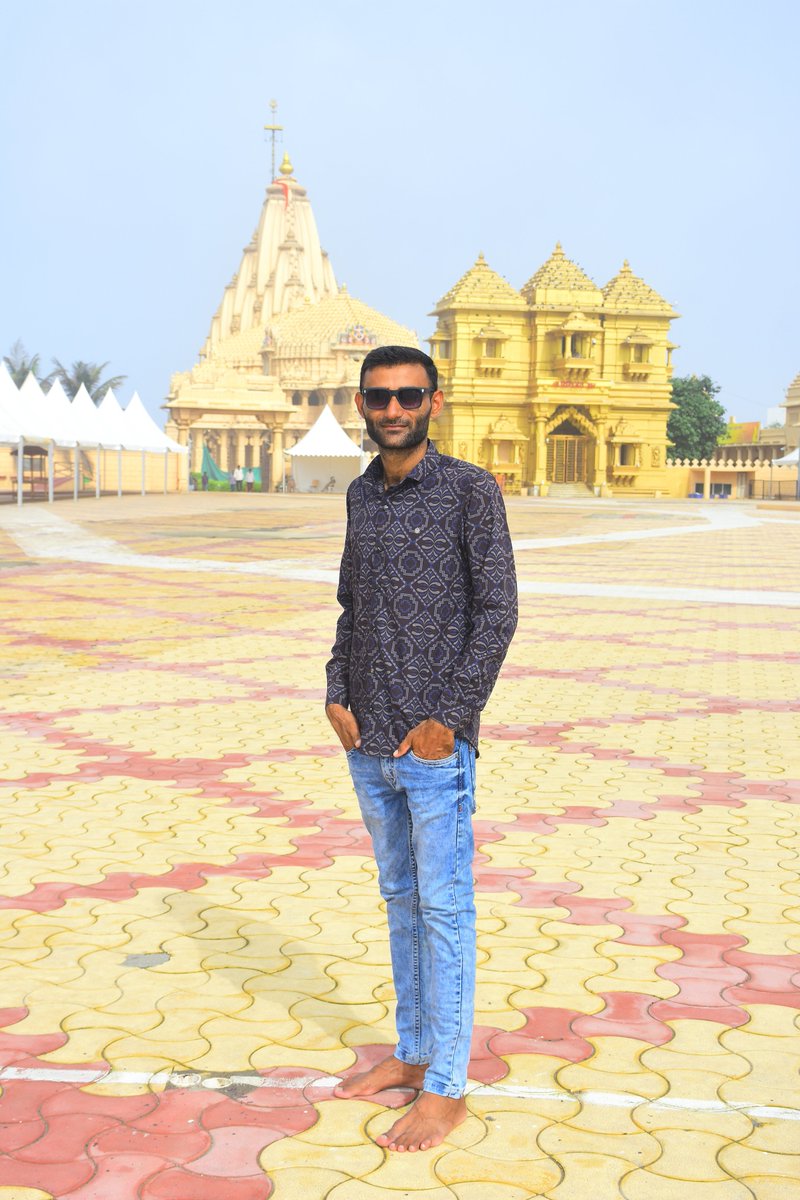 Haresh_Dhanera's tweet photo. જય સોમનાથ🚩

ગુજરાતનું પવિત્ર અને વિખ્યાત યાત્રાધામ, પ્રથમ જ્યોતિર્લિંગ ભગવાન શ્રી સોમનાથ મહાદેવ મંદિરે અનાથના નાથ એવા ભગવાન ભોળાનાથની શ્રદ્ધાપૂર્વક દર્શન  કરી આશીર્વાદ મેળવ્યા.

    હર હર મહાદેવ...       
    ૐ નમઃ શિવાય... https://t.co/QNXW6ymlhn