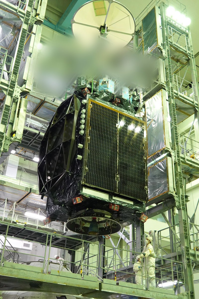 satellite_jaxa's tweet photo. 打上げが迫るみちびき7号機。
射場作業にて吊り上げられた機体の様子です。
#みちびき #ASNAV https://t.co/z360kBCzE2