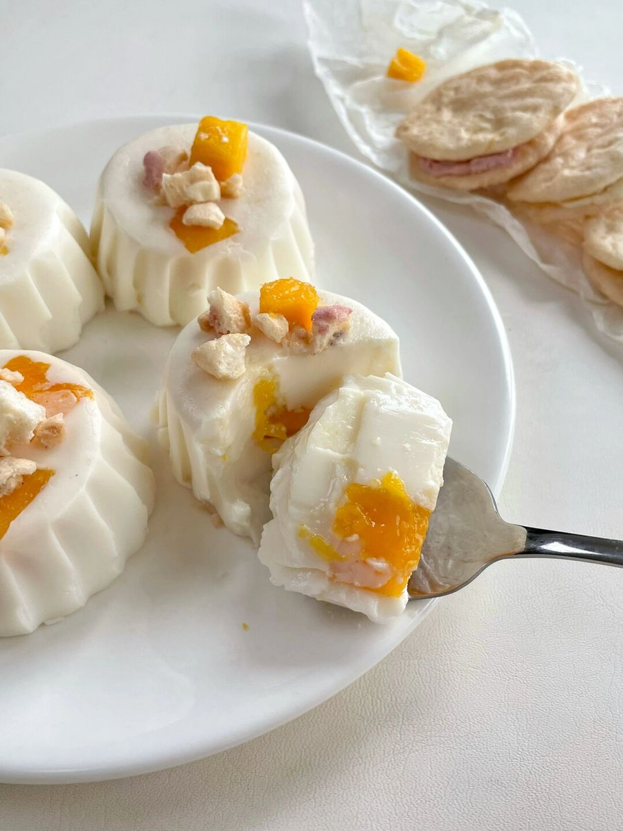 EveryoneWanks's tweet photo. Just discovered the crispiest mango rice crackers! Sharing these sweet-savory bites with my coworkers today—best midday pick-me-up ever  Who wants a piece， https://t.co/FgbepJSTd8