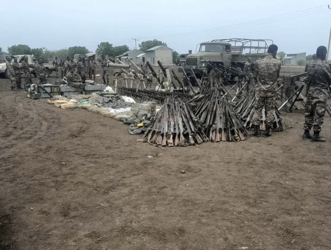 breaking_bre's tweet photo. 🚨 UPDATE

As we previously reported, the following images show some of the weapons reportedly captured from TPLF forces on the Sharerina front. The photographs provide a closer look at military equipment seized by the ENDF during its counter-operation in response to the TPLF attack.