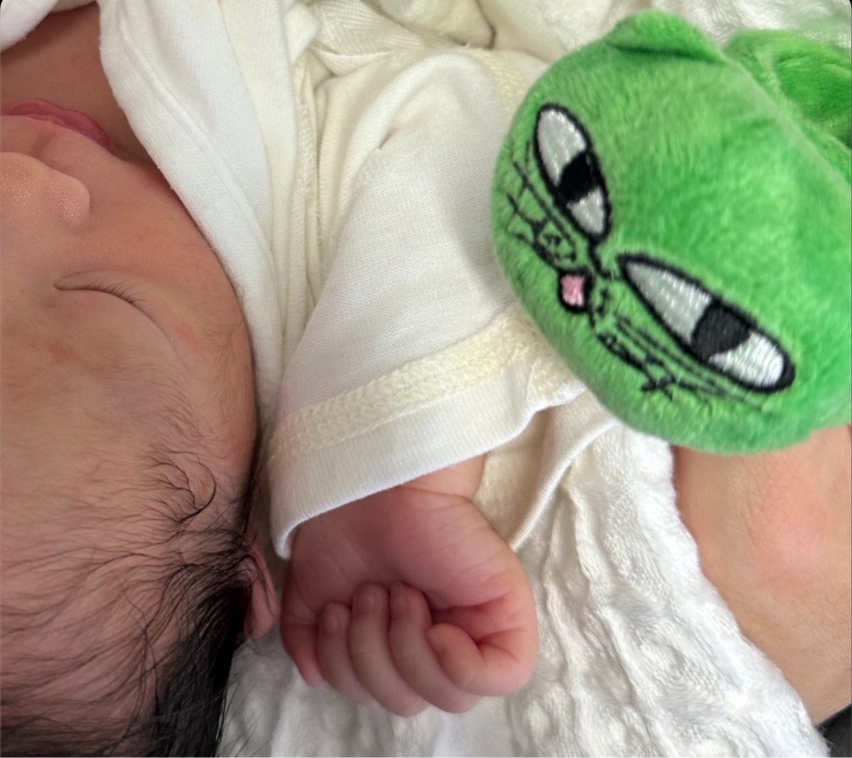 taec0938's tweet photo. @taeccool 택연오빠~ 저 작년에 엄마 됐어요~👶🏻 거의 오후 2시쯤에ㅎㅎ육아 힘들지만 오빠들 
만날 날을 기대하면서 열심히 지내고있어요🤍 제 인생엔늘 오빠가 있는것같아요…🫶🏻콘서트 완전기대돼요~‼︎ 내일 봬요~🤍 https://t.co/7s4cTrC4tB