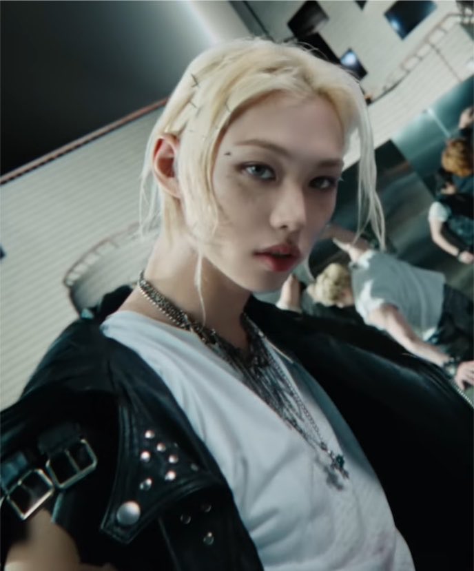 felovelylix's tweet photo. 이 헤어 포카 어디로 감...? 나 사야 돼 https://t.co/dQi0vYfRWe