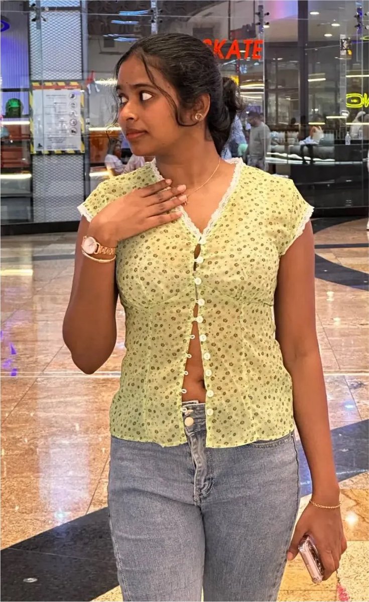 llathav's tweet photo. Dare na ippadi irukkanum , 🥵 city la irukku periya mall ku kooptu potu ippadi show kaamika vaikanum , oru oruthanum vitham vithama paathu rasipanunga , photo edupanga atha ava pakkathula irunthu namma rasikanum 🥶 , night kulla evanathu ivaluku offer panna kooda chance irukku https://t.co/gLfSSq9W9c