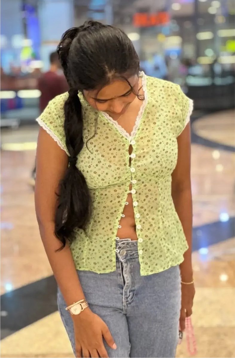 llathav's tweet photo. Dare na ippadi irukkanum , 🥵 city la irukku periya mall ku kooptu potu ippadi show kaamika vaikanum , oru oruthanum vitham vithama paathu rasipanunga , photo edupanga atha ava pakkathula irunthu namma rasikanum 🥶 , night kulla evanathu ivaluku offer panna kooda chance irukku https://t.co/gLfSSq9W9c