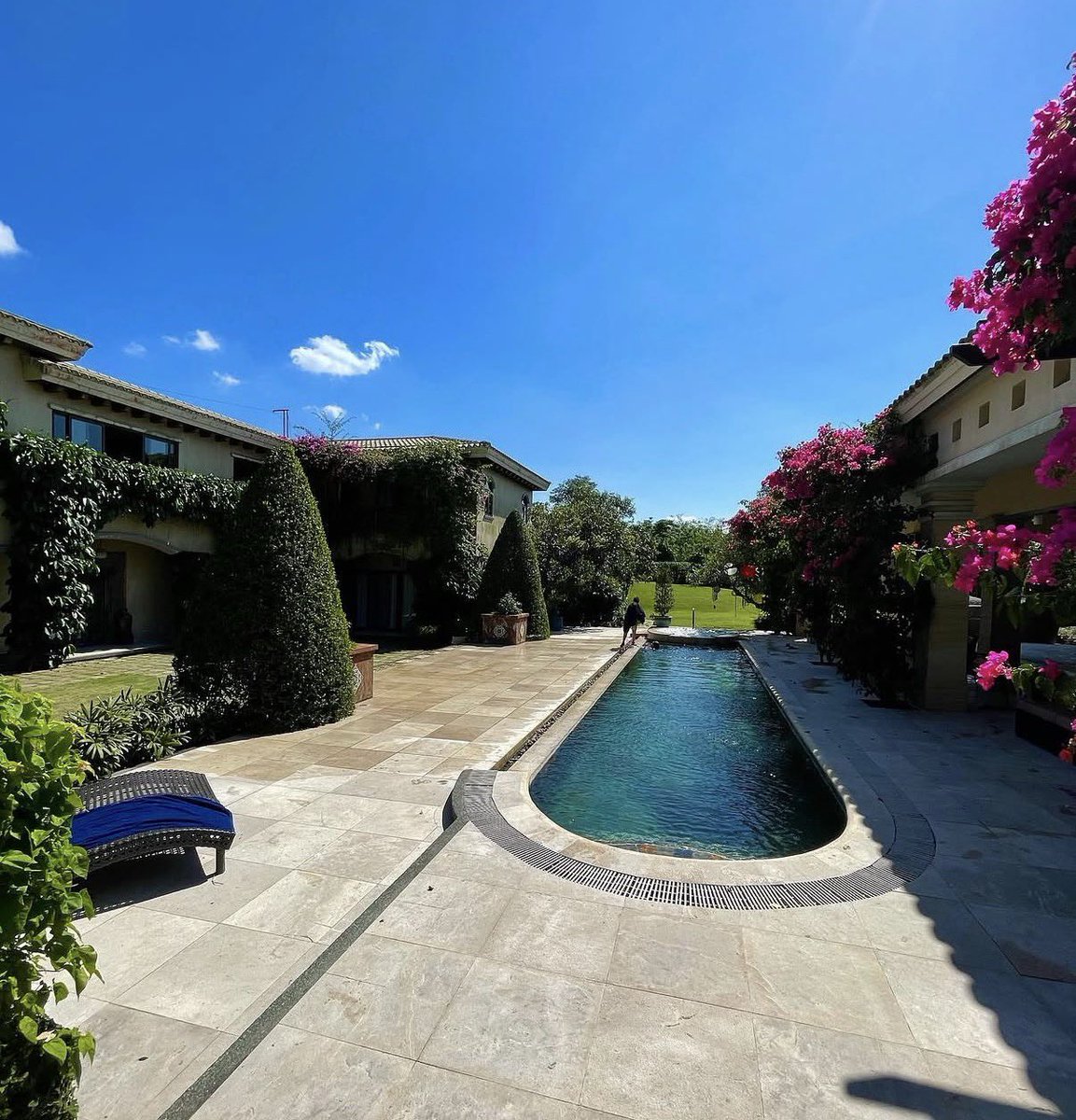 lzbths's tweet photo. dani arriving in the philippines then finding out her gf sophia, who got kicked out of her apartment in LA — actually grew up in this fancy house 😭 https://t.co/mkfFqvc350