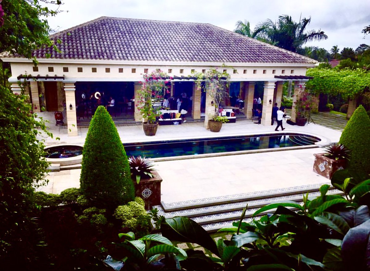lzbths's tweet photo. dani arriving in the philippines then finding out her gf sophia, who got kicked out of her apartment in LA — actually grew up in this fancy house 😭 https://t.co/mkfFqvc350