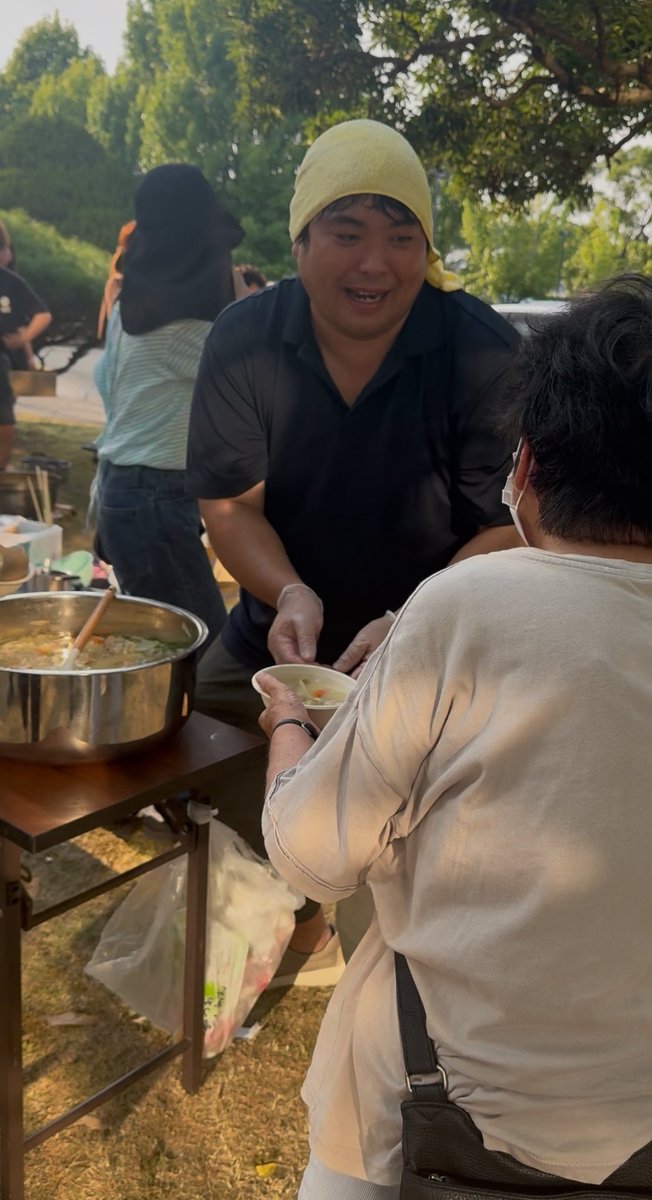 Sanzou3506's tweet photo. 災害で命がかかってる時に「宗教上の配慮が足りないから豚汁やめろ」とか言い出す奴、頭大丈夫か‼️

そもそもコーランには「必要に迫られた場合は豚肉を食べても罪にならない」と明記されてる。

つまりイスラムの教えすら知らないにわかが、へずまりゅうに文句言いたくて騒いでるだけ。

許可取って被災者に喜ばれてる栄養満点の豚汁を止める権利なんて誰にもない！

明日も豚肉たっぷりでお願いします‼️🙇