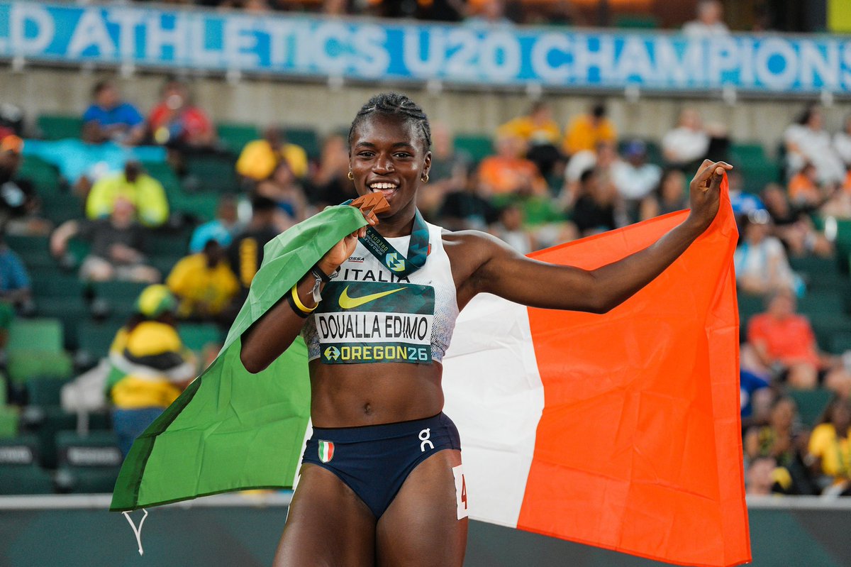 atleticaitalia's tweet photo. 🥉 UN’ALBA MAGICA #WorldAthleticsU20
Kelly Doualla bronzo nei 100 ai Mondiali under 20!

Impresa della 16enne azzurra in gara contro atlete di due anni più grandi: prima medaglia di sempre per un’atleta italiana a un Mondiale nei 100 metri! Terza con 11.27 (-0.1) a Eugene (Usa) https://t.co/YtzeO3ccZj