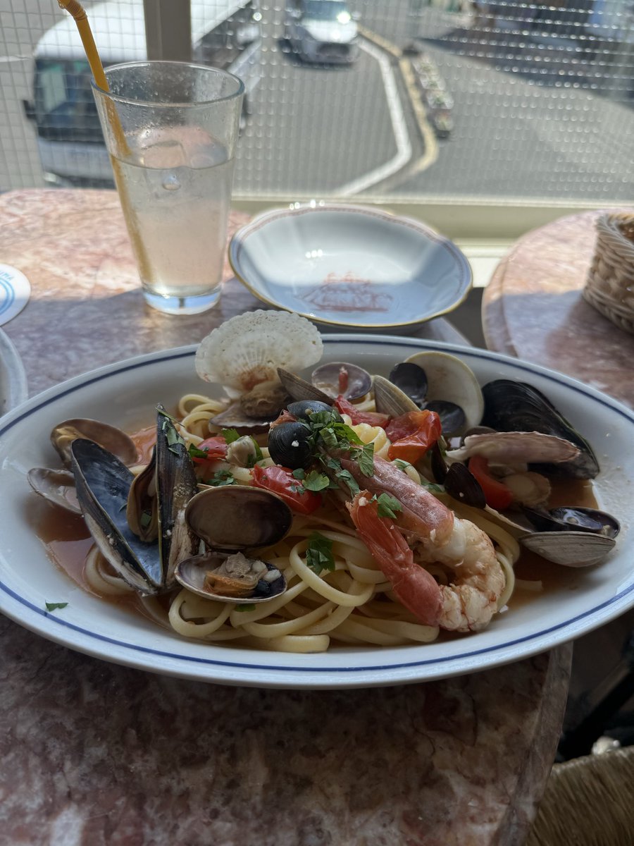 hiro_hanesk's tweet photo. 松島イタリアンTotoで昼食
ピザどパスタは量多かったけど、なんとか完食。ピザはお店が46342枚目に焼いたピザとのこと。
美味しゅうございました。 https://t.co/xtKIDXhgiw