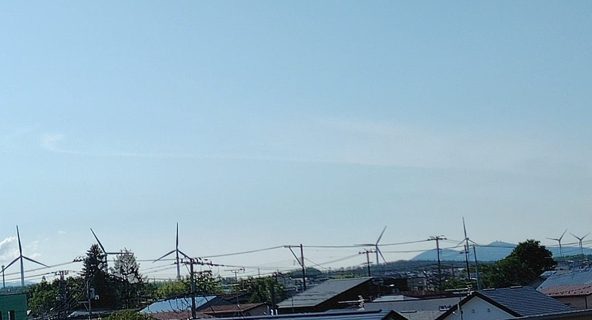 michinokusun's tweet photo. 秋田県各地の住宅街周辺に風車が建ち並ぶ様子を写真や動画に収めてきた。多くの県民が有害な低周波に苦しんでいるから風力は止めろと投稿を続けてきた。被害者の反応がない。「誰も言わないのは被害がないからでは」と否定する人もいた。いや弾圧だろ。ネット書込みがあった。幻想の自由に生きる囚人だ https://t.co/JL3p8yzmJP