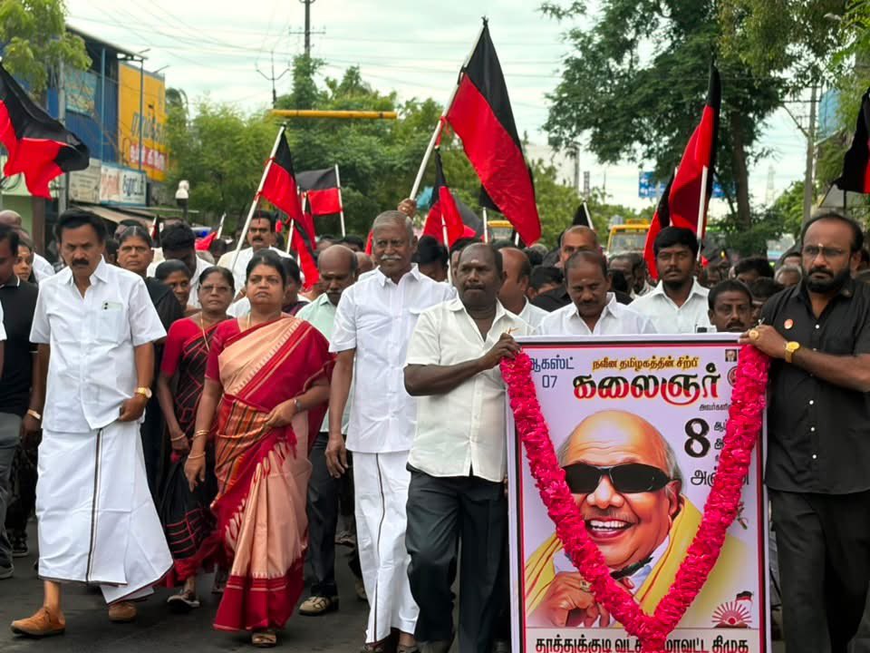 geethajeevandmk's tweet photo. திராவிட முன்னேற்றக் கழகத்தின் தலைவராக சுமார் 50 ஆண்டு���ள், தமிழ்நாட்டின் முதலமைச்சராக 19 ஆண்டுகள், சட்டப்பேரவை உறுப்பினராக சுமார் 60 ஆண்டுகள் பணியாற்றியவர். பெண்களின் முன்னேற்றத்திற்காகத் தனது வாழ்நாள் முழுவதும் பாடுபட்டவர். கணினிப் புரட்சியை இந்தியாவில் முதன்முதலாக தமிழ்நாட்டில் அறிமுகப்படுத்தியவர். மேம்பாலங்களையும் நூலகங்களையும் கட்டி எழுப்பியவர். மாபெரும் தலைவர்களுக்கு அழகிய நினைவுச் சின்னங்களை அமைத்தவர்.

இவ்வாறு எண்ண��்ற பெருமைகளுக்குச் சொந்தக்காரரான முத்தமிழறிஞர் டாக்டர் கலைஞர் அவர்களுக்கு புகழ் அஞ்சலி செலுத்திய போது...!

#கலைஞர் #kalaingar