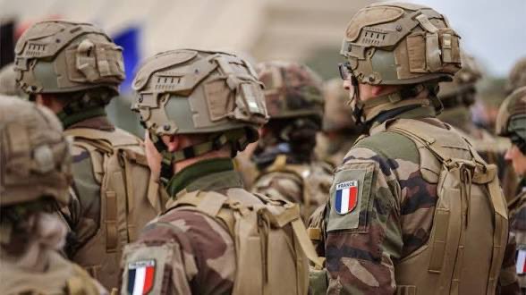 Guigz75116's tweet photo. Le conseil constitutionnel valide la nouvelle loi de programmation militaire, avec dans cette loi  « un état d’alerte nationale »

Cette disposition discrètement glissée dans la loi de programmation militaire, et validée par le Conseil constitutionnel. 

Un nouveau régime d’exception.
Activable par simple décret en Conseil des ministres.
Sur tout ou partie du territoire.
Pour une durée initiale de deux mois.

Le problème, c’est le déclenchement.
Il repose sur une formule très large :
« menace grave et actuelle ».

Trois grands cas prévus, mais formulés de façon suffisamment ouverte pour couvrir beaucoup de situations :
- menace sur la sécurité nationale et les activités essentielles,
- menace justifiant des engagements internationaux de défense
 - nécessité de déployer rapidement des forces françaises ou alliées.

Concrètement, une fois déclenché, ce régime permet de déroger à certaines règles d’urbanisme, d’environnement, de commande publique, et de faciliter des réquisitions ou des travaux liés à la défense.

Ce n’est pas l’état d’urgence.
Ce n’est pas l’article 16.
C’est un outil intermédiaire, plus technique, plus discret et dont le seuil d’activation reste volontairement flou.

Validé sans réserve par le Conseil constitutionnel.
Le 6 août 2026.

Un régime d’exception de plus.
Avec une porte d’entrée assez large pour ne pas trop se restreindre.

Pas de grands discours.
Pas de une.
Juste un outil discret, technique, et déjà opérationnel.

Pendant que tout le monde regardait les 436 milliards, on a ajouté un cran supplémentaire à l’exception permanente.

Et ça, ce n’est vraiment pas rien.