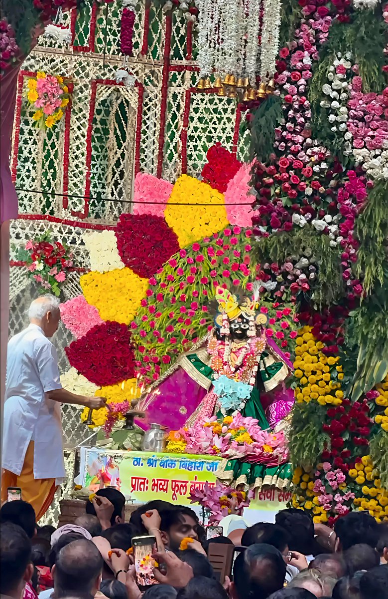 MeroBankeBihari's tweet photo. दिनांक ६ अगस्त २०२६ दिन शुक्रवार
विक्रमी संवत २०८३ वर्षा ऋतु
श्रावण मास कृष्ण पक्ष नवमी तिथि

आज के सुंदर फूल बंगला में विराजमान श्री बिहारी जी महाराज के दिव्य श्रृंगार आरती दर्शन करें और ठाकुर जी महाराज का शुभ आशीर्वाद प्राप्त करें🙏🏻

💖🌼जय श्री कुंज बिहारी श्री हरिदास🌼💖 https://t.co/ulOCig8U5s