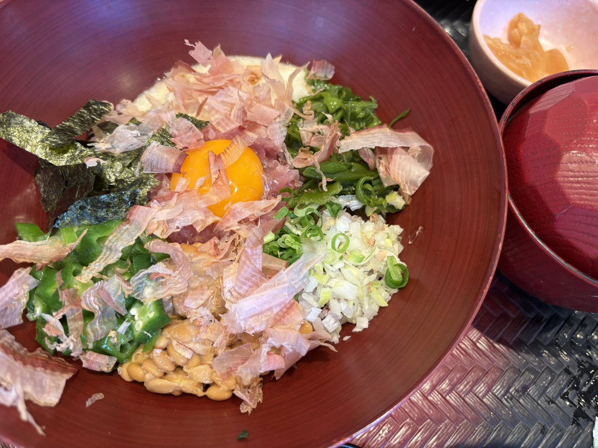 congabahala's tweet photo. 本日のランチ
＃大戸屋
＃ばくだん丼
＃サイドメニューのキムチがなくなっていた🥺 https://t.co/DHzzgL7N55