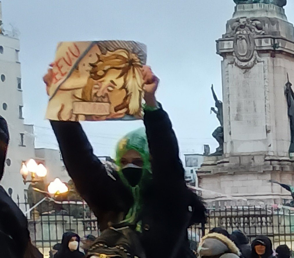 1Perro_Andaluz's tweet photo. la represión que nos comimos hoy fue bastante heavy pero el gas me purgó todos los mocos y ya no estoy congestionado https://t.co/1tAuV7af8s