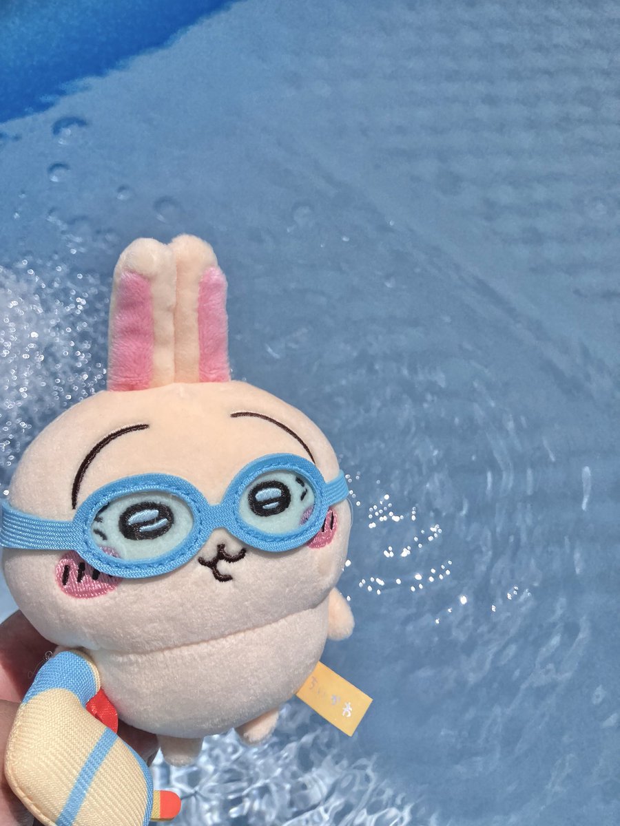 tomomomomo34's tweet photo. こんにちは。

今日はお家でプール。
昨日ついに自動空気入れを買ったのでラクラク！でも、栓の仕方を間違えたらしく、遊んでる途中で抜けたらごめん😅（気付いたの水入れた後） https://t.co/MmR6nvmAng