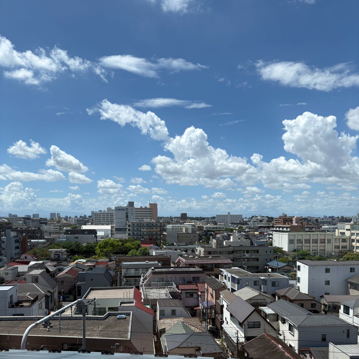 BaseSystem_MJ's tweet photo. 今日も日差しが強く、とても暑いです☀

ランチに出ただけで汗が噴き出てしまいました💦

明日から弊社も夏季休業に入ります🌻
しっかりリフレッシュしながら、暑さに気を付けて過ごしたいと思います。

皆さまも熱中症などにお気をつけて、素敵な夏休みをお過ごしください😊

#企業公式相互フォロー https://t.co/V664qLdD4S