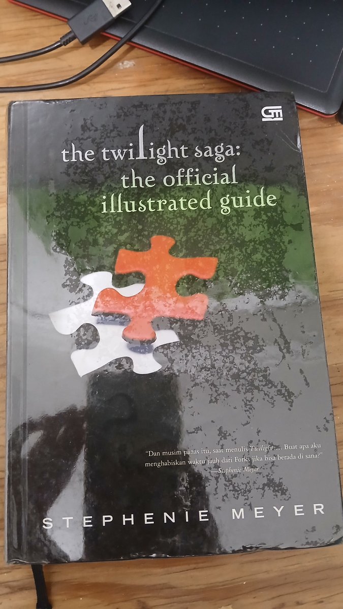 Rclouds96's tweet photo. @estisiwi Oh iya dia ada ini juga Ess, isinya guidance world building Twilight lengkap jelasin semua asal usul karakter, klan, creature, etc etc ku belom baca tapii belom sempet baru liat liat sekilas https://t.co/WXwsyBEtjx