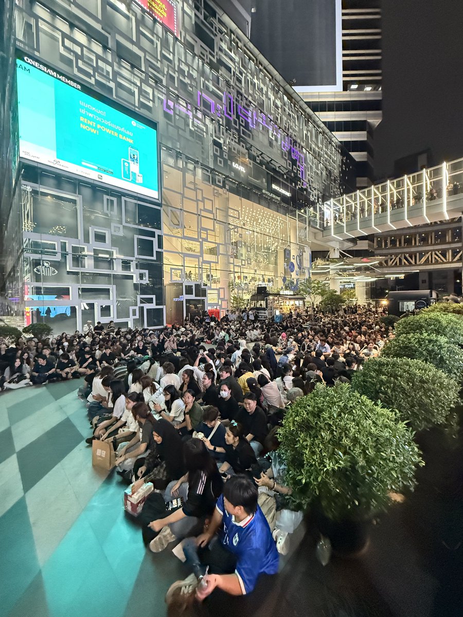 babyyah_'s tweet photo. ต่างคนต่างที่มา แต่มารวมกันเป็นเฮห้ะ เหตุผลเดียวกัน เพราะความรักที่มีให้แจนจิงจิงอะ

ถึงไม่รู้จักกัน แต่เราก็พร้อมจะชวนคุยไปด้วยกัน ถึงฝนจะตก บางคนไม่มีร่มก็ยังแบ่งร่มให้กัน ใช้เสื้อคลุมไปด้วยกันก็มี เป็นด้อมที่มีน้ำใจกันมาก อินโทรเวิดกันแค่ไหน แต่เราก็พร้อมช่วยกันอะ รักขะ😭🫶🏻 https://t.co/Qd85FM5x6e
