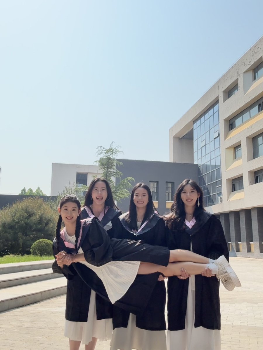 connorelms1's tweet photo. Rolled up my gown, flipped my tassel high, and walked out the campus gate—today’s the start I’ve waited for, with friends’ laughs still ringing in the air. #GraduationVibes #NewBeginnings https://t.co/CvHlHU5y8W