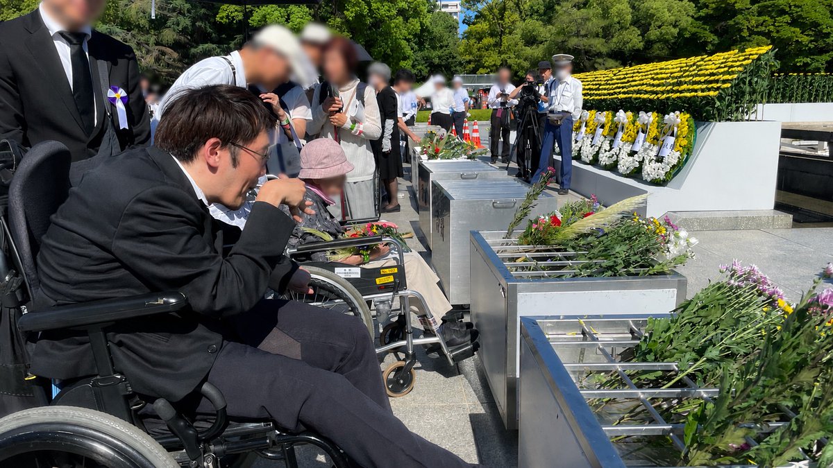 skyfarm1229's tweet photo. 昨日投稿した内容に一部訂正があったため再投稿いたします。

8月6日に、広島で行われた平和記念式典に参列しました。れいわ新選組からの出席者は、私と、木村英子参議院議員でした。

81年前の広島は朝から快晴でした。今年もまた朝から快晴で、午前8時には気温が30度になり、午後には37度まで上がりました。

記念式典の平和宣言で、広島市の松井一實市長は、核を脅しの材料にする大国の横暴を非難し、「このままでは世界中で不信の連鎖が進み、欲望がむき出しになっていた第二次世界大戦の時代に回帰する」と懸念を表明しました。

さらに、核抑止論は核兵器の非人道性を軽視するものであり、自国の繁栄のための武力行使を認めれば暴力と復讐の連鎖が起こり、第三のヒロシマ・ナガサキを作り出すことになりかねないと警鐘を鳴らしました。

その上で、若い人たちに対して、価値観の異なる人々との国境を越えた交流を深めてほしいと話しました。それが、核抑止への依存を減らすというのです。

この話は、私が核軍縮の討論会で「対話」の重要性を訴えたことと重なり、たいへん感銘を受けました。

式典では、広島平和都市記念碑（原爆死没者慰霊碑）に献花することもできました。被爆三世として、また国政に携わるひとりの国会議員として、被爆により亡くなった数多くの方々に心から哀悼の意を捧げるとともに、核のない世界、戦争のない世界を実現するため、精いっぱいの取り組みをしていきたいと思います。