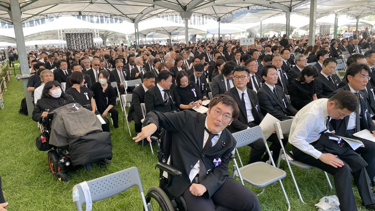 skyfarm1229's tweet photo. 昨日投稿した内容に一部訂正があったため再投稿いたします。

8月6日に、広島で行われた平和記念式典に参列しました。れいわ新選組からの出席者は、私と、木村英子参議院議員でした。

81年前の広島は朝から快晴でした。今年もまた朝から快晴で、午前8時には気温が30度になり、午後には37度まで上がりました。

記念式典の平和宣言で、広島市の松井一實市長は、核を脅しの材料にする大国の横暴を非難し、「このままでは世界中で不信の連鎖が進み、欲望がむき出しになっていた第二次世界大戦の時代に回帰する」と懸念を表明しました。

さらに、核抑止論は核兵器の非人道性を軽視するものであり、自国の繁栄のための武力行使を認めれば暴力と復讐の連鎖が起こり、第三のヒロシマ・ナガサキを作り出すことになりかねないと警鐘を鳴らしました。

その上で、若い人たちに対して、価値観の異なる人々との国境を越えた交流を深めてほしいと話しました。それが、核抑止への依存を減らすというのです。

この話は、私が核軍縮の討論会で「対話」の重要性を訴えたことと重なり、たいへん感銘を受けました。

式典では、広島平和都市記念碑（原爆死没者慰霊碑）に献花することもできました。被爆三世として、また国政に携わるひとりの国会議員として、被爆により亡くなった数多くの方々に心から哀悼の意を捧げるとともに、核のない世界、戦争のない世界を実現するため、精いっぱいの取り組みをしていきたいと思います。