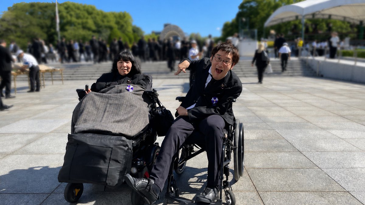 skyfarm1229's tweet photo. 昨日投稿した内容に一部訂正があったため再投稿いたします。

8月6日に、広島で行われた平和記念式典に参列しました。れいわ新選組からの出席者は、私と、木村英子参議院議員でした。

81年前の広島は朝から快晴でした。今年もまた朝から快晴で、午前8時には気温が30度になり、午後には37度まで上がりました。

記念式典の平和宣言で、広島市の松井一實市長は、核を脅しの材料にする大国の横暴を非難し、「このままでは世界中で不信の連鎖が進み、欲望がむき出しになっていた第二次世界大戦の時代に回帰する」と懸念を表明しました。

さらに、核抑止論は核兵器の非人道性を軽視するものであり、自国の繁栄のための武力行使を認めれば暴力と復讐の連鎖が起こり、第三のヒロシマ・ナガサキを作り出すことになりかねないと警鐘を鳴らしました。

その上で、若い人たちに対して、価値観の異なる人々との国境を越えた交流を深めてほしいと話しました。それが、核抑止への依存を減らすというのです。

この話は、私が核軍縮の討論会で「対話」の重要性を訴えたことと重なり、たいへん感銘を受けました。

式典では、広島平和都市記念碑（原爆死没者慰霊碑）に献花することもできました。被爆三世として、また国政に携わるひとりの国会議員として、被爆により亡くなった数多くの方々に心から哀悼の意を捧げるとともに、核のない世界、戦争のない世界を実現するため、精いっぱいの取り組みをしていきたいと思います。