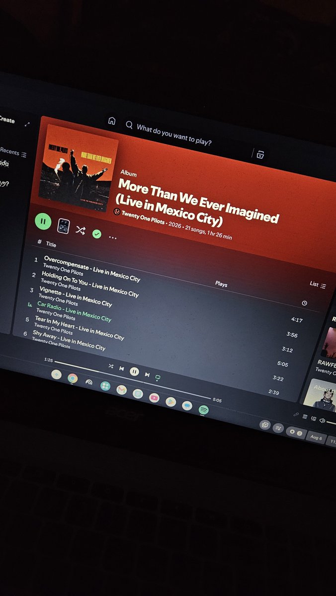 _kaylasmania_'s tweet photo. @twentyonepilots shhhh I'm busy https://t.co/ErwF6jjmk6