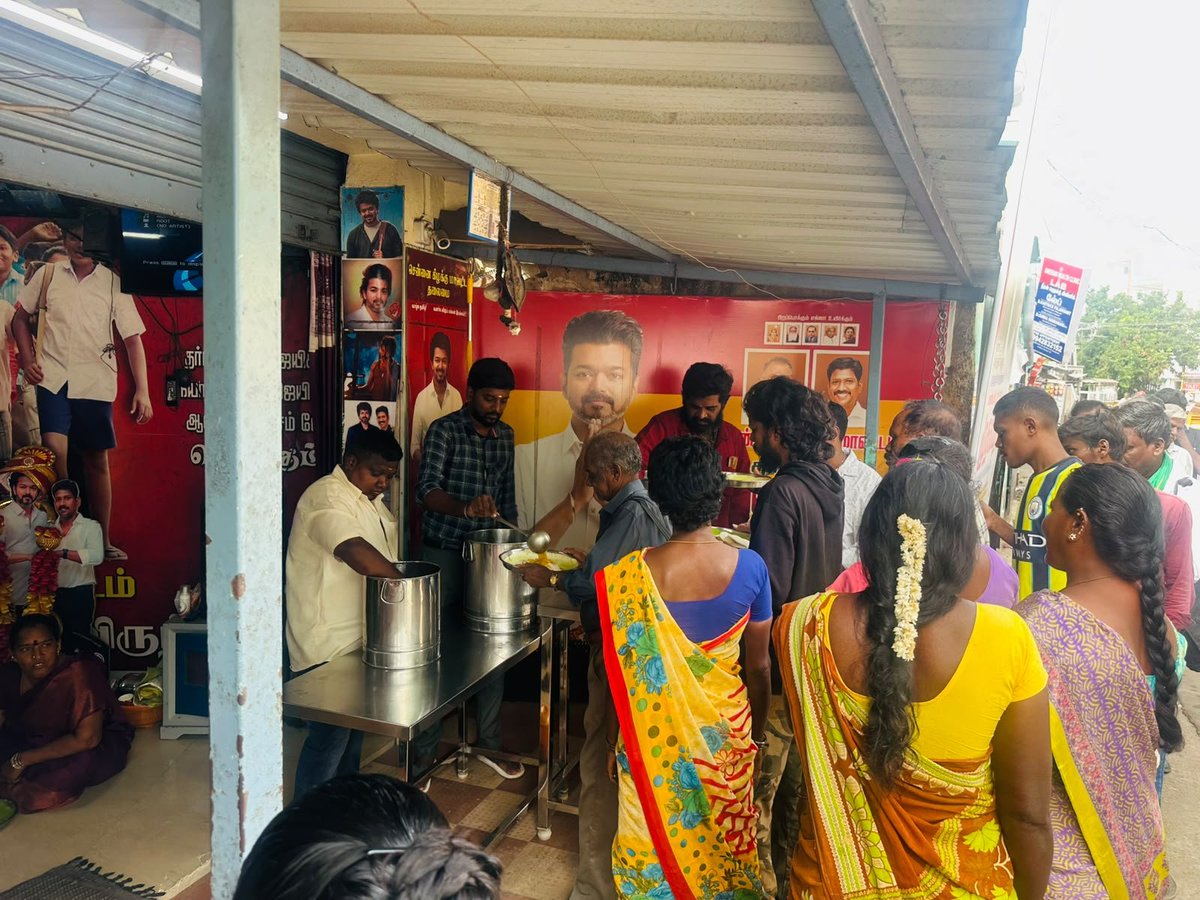 Ambatturbalatvk's tweet photo. #தளபதி_விஜய்_விலையில்லா_விருந்தகம் 🍽️❤️

இன்று (07.08.2026 - வெள்ளிக்கிழமை),

90-வது வட்ட கழகச் செயலாளர் பாசத்திற்குரிய P. பாலாஜி அவர்களின் பிறந்தநாளை முன்னிட்டு,

நமது தளபதி விஜய் விலையில்லா விருந்தகத்தில், உழைக்கும் ஏழை எளிய மக்கள், ஆதரவற்றோர் மற்றும் உணவுத் தேவைப்படும் பொதுமக்களுக்கு அன்புடனும் மனிதநேயத்துடனும் காலை உணவு வழங்கப்பட்டது.

கடந்த 8 ஆண்டுகளாக இடையறாது நடைபெற்று வரும் இந்த விலையில்லா விருந்தகம், பசியைப் போக்குவதோடு மட்டுமல்லாமல், மனிதநேயம், அன்பு மற்றும் சமூகப் பொறுப்புணர்வை மக்களிடையே விதைத்து வரும் உயரிய அறப்பணியாக திகழ்கின்றது.

தங்களின் பிறந்தநாளை, ஏழை எளிய மக்களின் பசியாற்றும் சேவையுடன் அர்த்தமுள்ள நாளாக மாற்றிய P. பாலாஜி அவர்களுக்கு மனமார்ந்த நன்றிகளையும், இனிய பிறந்தநாள் நல்வாழ்த்துகளையும் தெரிவித்துக் கொள்கிறோம். இறைவன் அருளால் நல்ல உடல்நலம், நீண்ட ஆயுள், அனைத்து வளங்களும் பெற்று மக்கள் சேவையில் தொடர்ந்து சிறந்து விளங்க வாழ்த்துகள். 💐🎂

"மக்களின் புன்னகையே நமது வெற்றி; பசியாற்றும் சேவையே நமது பெருமை." ❤️

#எல்லா_புகழும்_தளபதிக்கே 👑❤️