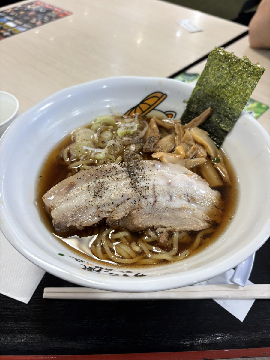 dora0103's tweet photo. 今日の昼食は月夜野のベイシアの佐野風ラーメンじゃなくて久しぶりに赤城高原SAのブー次郎ラーメンを食す。
チャーシューも厚いが値段いい値段します(^_^;) https://t.co/10a6oD5vsa