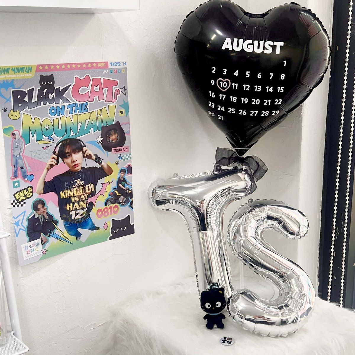 cafe_eyou's tweet photo. 26.08.07-08.10 4일간 카페이유에서 보이넥스트도어 태산님의 생일 이벤트를 진행합니다❣️ 많은 방문 부탁드립니다🫶🏻

🏔️ BLACK CAT on the MOUNTAIN 🐈‍⬛

#BLACK_CAT_on_the_MOUNTAIN 
#태산 #TAESAN #BOYNEXTDOOR
태산생카 생일카페 https://t.co/a34cYfAEea