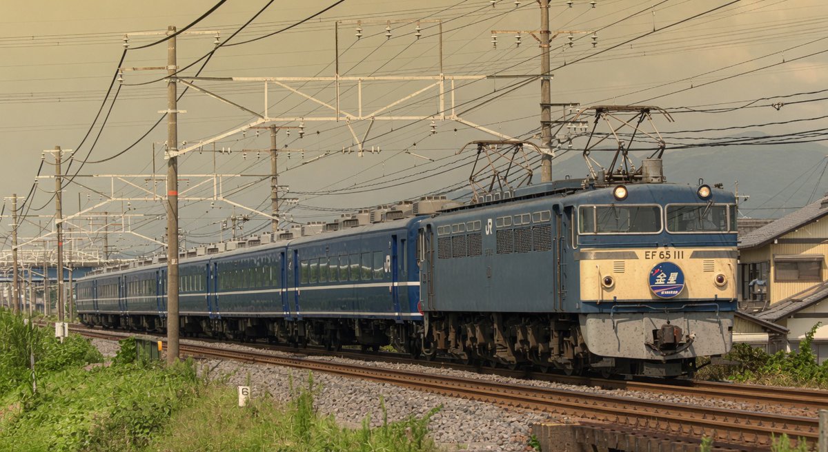 yf6fyrx759152's tweet photo. EF65 111+14系×6

8046レ　臨時特急 「金星」

名古屋〜西鹿児島間で年末年始やお盆時期等繁忙期に運転。国鉄時代から1993年の冬臨まで運転。
ユーロライナーのオロが組み込まれた時もありましたが、私が撮影出来たのはノーマル14系のみ。
JR化後立派なヘッドマークが付くようになり良い被写体でしたね https://t.co/ceOGDSxHAQ