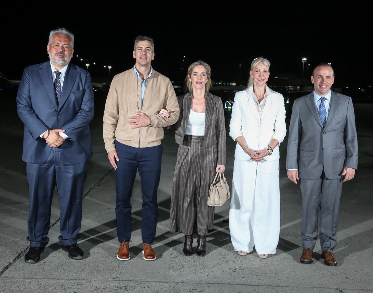 GobValle's tweet photo. ¡Nuestro Paraíso sigue recibiendo a las delegaciones internacionales que acompañarán la posesión presidencial!

Damos la bienvenida al presidente de Paraguay, @SantiPenaP, y al presidente de Chile, @joseantoniokast, en este momento histórico para Cali y el Valle.

¡Bienvenidos! https://t.co/IiXBXzW0PS