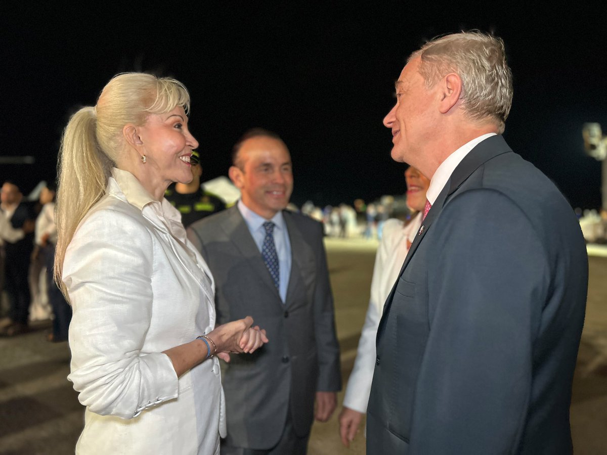 GobValle's tweet photo. ¡Nuestro Paraíso sigue recibiendo a las delegaciones internacionales que acompañarán la posesión presidencial!

Damos la bienvenida al presidente de Paraguay, @SantiPenaP, y al presidente de Chile, @joseantoniokast, en este momento histórico para Cali y el Valle.

¡Bienvenidos! https://t.co/IiXBXzW0PS