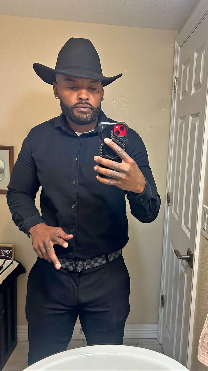 alphatvylore's tweet photo. Cowboy hats in Colorado are mandatory 🤠 https://t.co/txpqryIMJ4