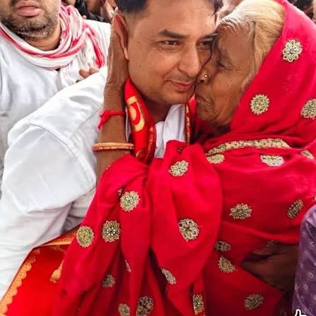 VIJAYJAREDA6's tweet photo. सियासत कितनी जुल्मी है

यहाँ सच अक्सर कटघरे में खड़ा मिलता है
और झूठ सत्ता की कुर्सियों पर मुस्कुराता है।

मगर याद रखना ऐ दौर-ए-सियासत
न ज़ुल्म हमेशा रहता है, न तख़्त हमेशा रहता है।

जब जनता ख़ामोशी तोड़ती है,
तो महलों की बुनियादें भी हिल जाती हैं।

@NareshMeena__ @BhajanlalBjp https://t.co/IH8aFC1rAm