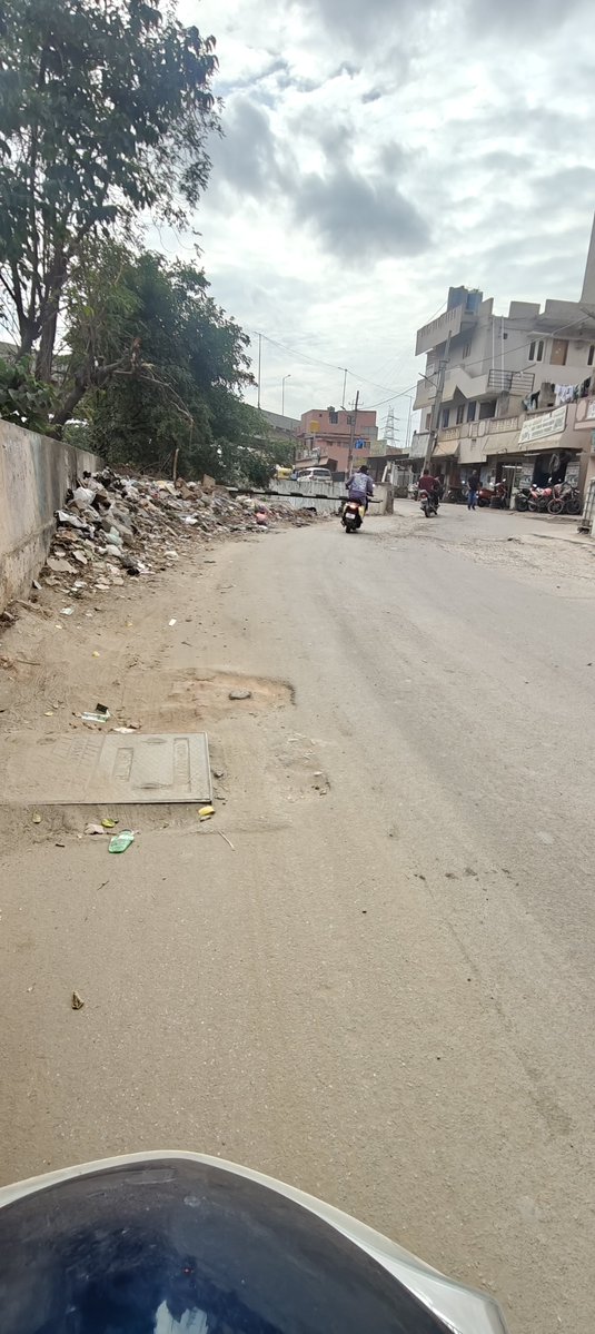 pjp_ind's tweet photo. DAY 48: NO ACTION at Hoodi Underpass to Kodigehalli parallel road. why is the footpath still 100% encroached? If you claim your garbage drive has started, then why are we still forced to walk through garbage every single day? The road is in the worst possible condition with craters everywhere, there is massive traffic jam daily. People are struggling a lot just to commute, risking their lives
@GBA_office @GBAChiefComm @krishnabgowda @DKShivakumar @MALimbavali @ICCCBengaluru @ChristinMP_   @WFRising @pcmohanmp
@BECCUPDATES @BAFBLR
@BLR_Rising 
#Bengaluru #Hoodi #Kodigehalli #SaveWhitefield