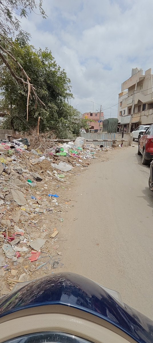 pjp_ind's tweet photo. DAY 48: NO ACTION at Hoodi Underpass to Kodigehalli parallel road. why is the footpath still 100% encroached? If you claim your garbage drive has started, then why are we still forced to walk through garbage every single day? The road is in the worst possible condition with craters everywhere, there is massive traffic jam daily. People are struggling a lot just to commute, risking their lives
@GBA_office @GBAChiefComm @krishnabgowda @DKShivakumar @MALimbavali @ICCCBengaluru @ChristinMP_   @WFRising @pcmohanmp
@BECCUPDATES @BAFBLR
@BLR_Rising 
#Bengaluru #Hoodi #Kodigehalli #SaveWhitefield