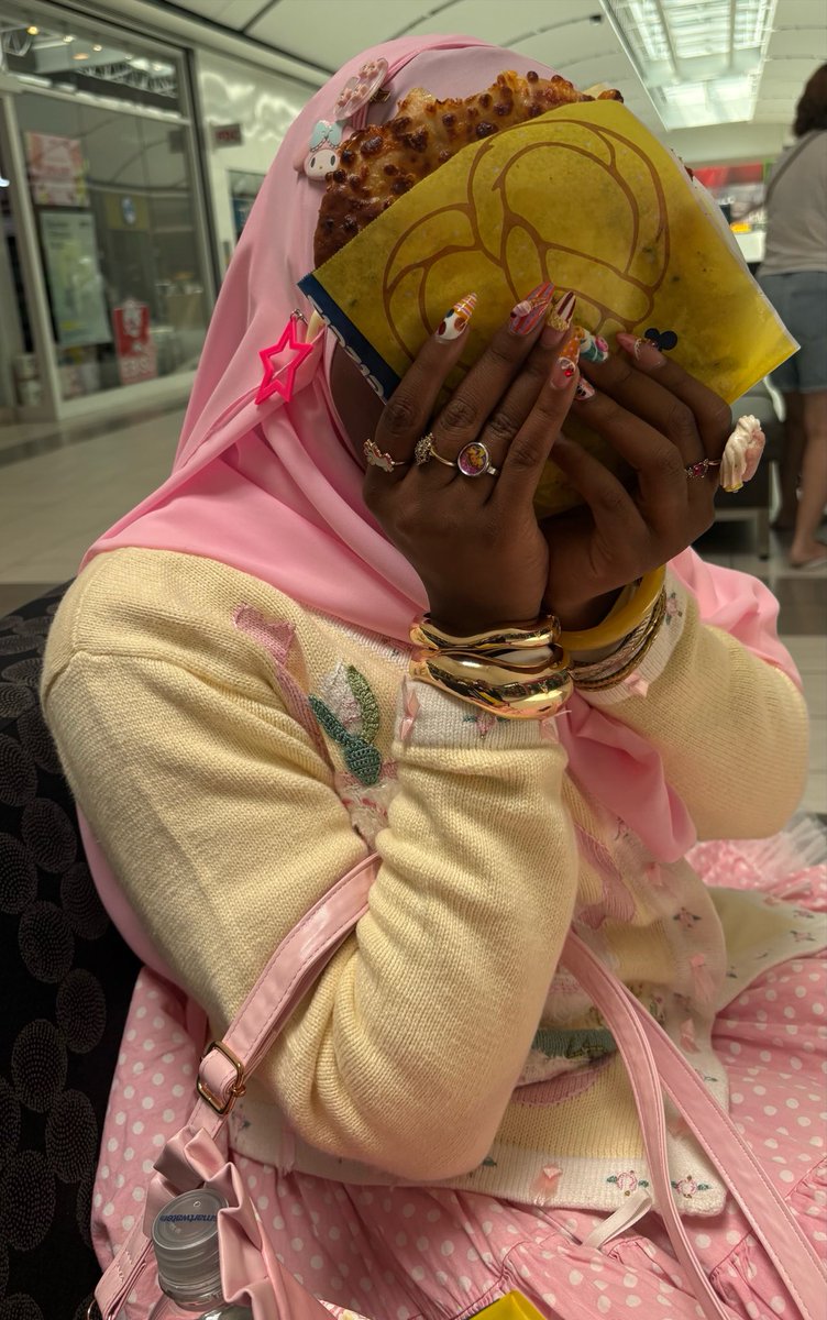 mwilkberry's tweet photo. My Fluttershy outfit for my date !! Featuring my nails hehe 👛🎠🐰🧁🐛 https://t.co/KyJ3ofUrIR