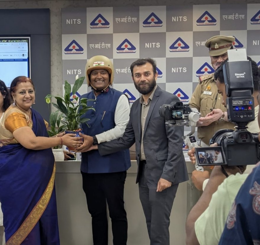 helmet_man_'s tweet photo. मानक मंथन में BIS के साथ एक महत्वपूर्ण संवाद हुआ. हेलमेट के निर्माण से लेकर उसकी गुणवत्ता और सुरक्षा सुनिश्चित करने तक, भारत के हर नागरिक तक बेहतर और सुरक्षित हेलमेट पहुँचाने की दिशा में महत्वपूर्ण मंथन हुआ. अच्छा हेलमेट का चुनाव केवल एक व्यक्तिगत फैसला नहीं, बल्कि जीवन की सुरक्षा का फैसला है।
BIS के सभी योद्धाओं एवं अधिकारियों के साथ एक युद्ध की तरह रणनीति बनाकर भारत की सड़क सुरक्षा को और मजबूत करने का संकल्प लिया गया. क्योंकि सुरक्षित सिर ही सुरक्षित भारत का निर्माण करेगा. सड़क दुर्घटना मुक्त भारत हेलमेट मैन 🙏🚦🇮🇳.
#Helmetmanofindia #Roadsafety #Helmetman @MORTHIndia