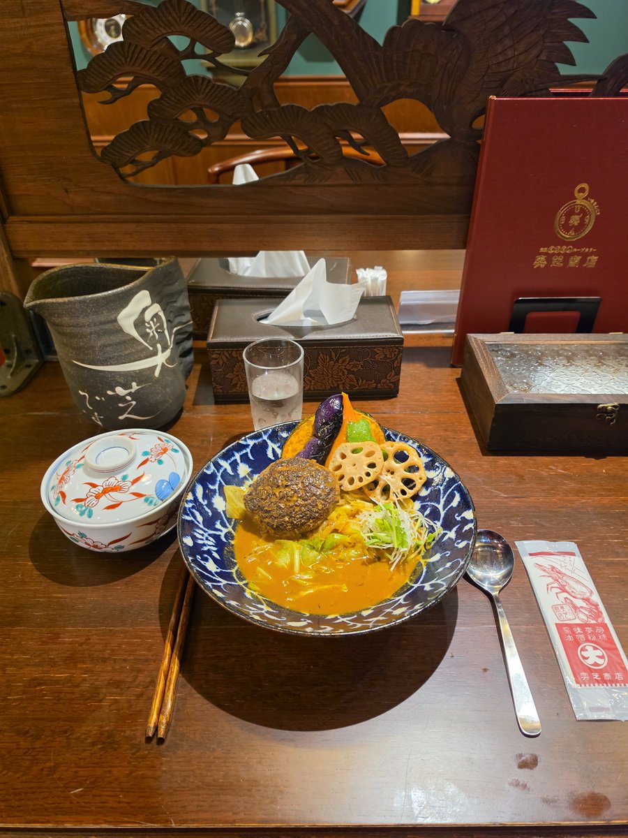 sugardruid's tweet photo. 剛好遇到札幌奧芝商店新店開幕，在朋友的推薦下就來吃湯咖哩
店內裝飾古色古香的
湯咖哩使用大量蝦頭熬煮高湯製作 https://t.co/AoYvzL6oJz