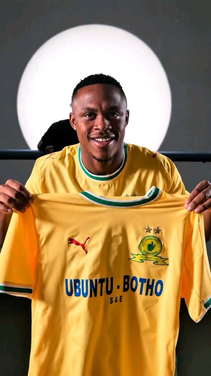 SundownsXtra_'s tweet photo. 🚨 𝐄𝐗𝐂𝐋: Mamelodi Sundowns have officially REJECTED a formal R30M bid from Portuguese side Tondela for Kutlwano Letlhaku! 🛑🇵🇹

​The message from Mamelodi Sundowns is 100% clear: the talented youngster is NOT for sale and considered completely 𝐔𝐍𝐓𝐎𝐔𝐂𝐇𝐀𝐁𝐋𝐄 ⛔️ https://t.co/ASBuLTvc2G